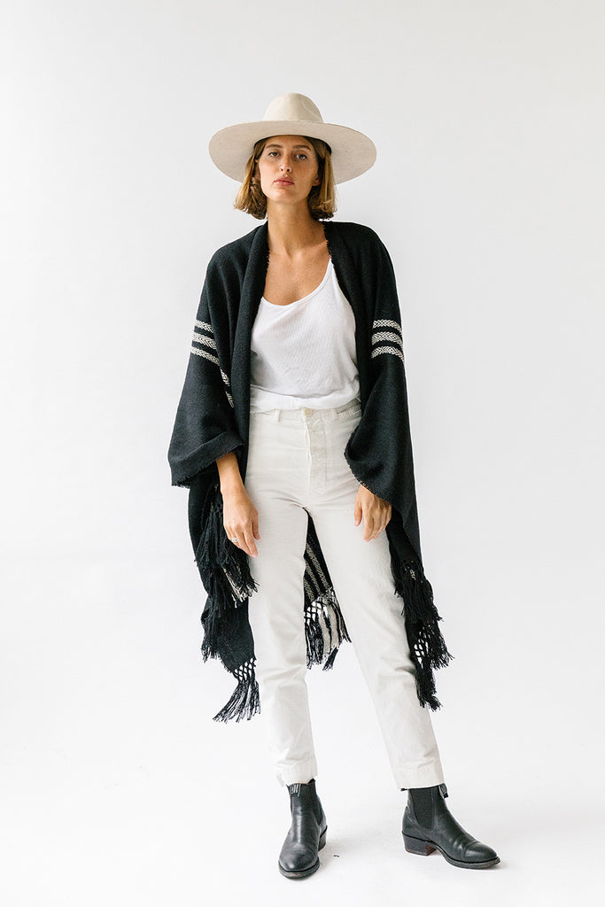 Pampa Andes Poncho | White on black