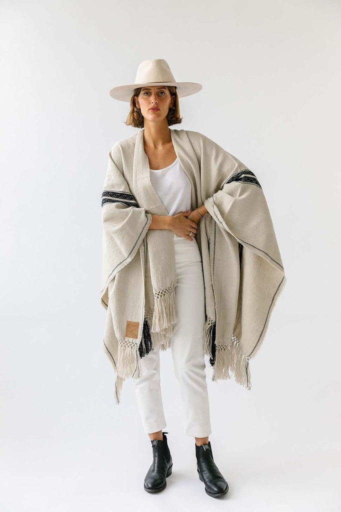 Pampa Andes Poncho | Black on white